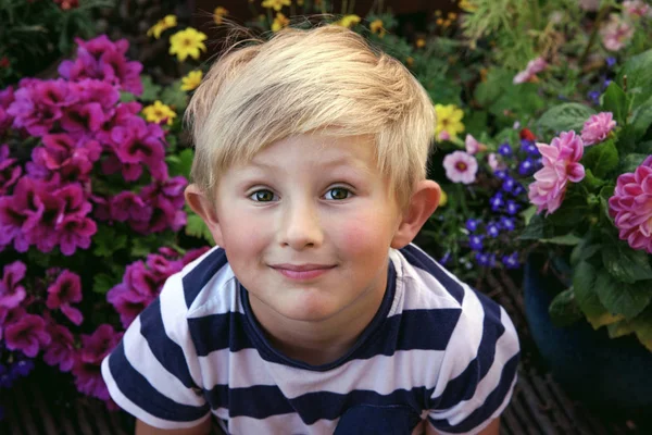 Usměvavý kluk venku portrét — Stock fotografie