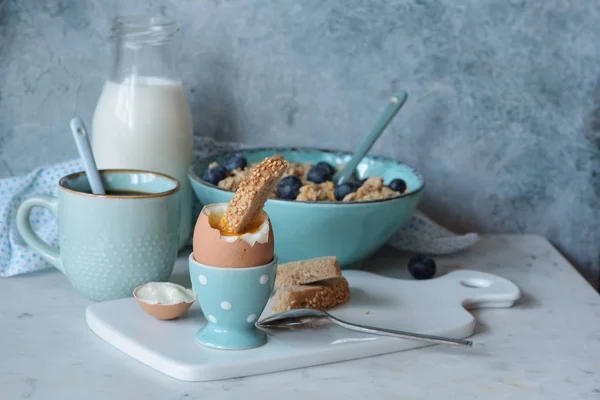 Yumuşak haşlanmış yumurta ile Kahvaltı — Stok fotoğraf