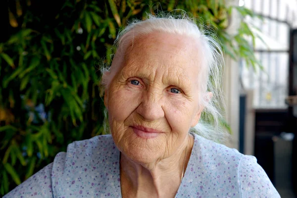 Retrato de una anciana afuera — Foto de Stock