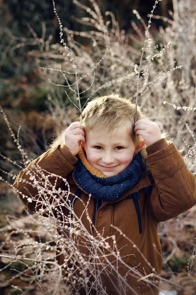 Usměvavý kluk venku portrét — Stock fotografie