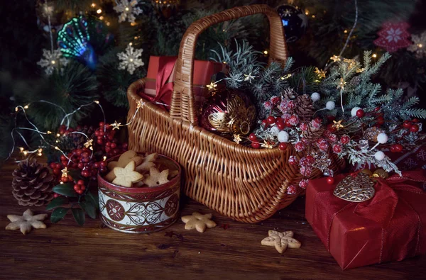 Biscuits de Noël et décor festif — Photo