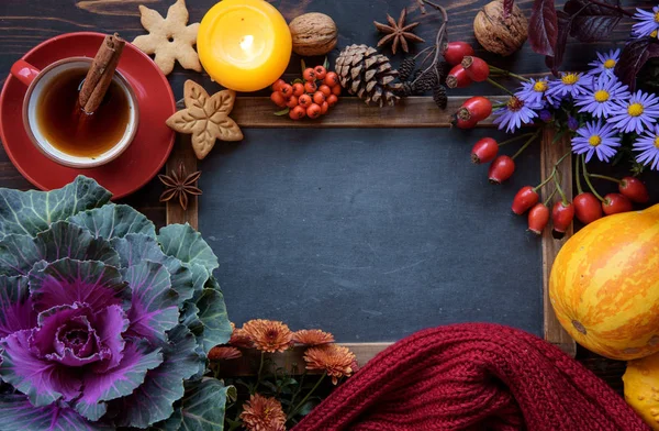 Herbstdekor mit Tasse Tee — Stockfoto