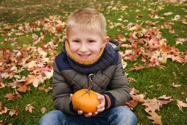 Glücklich lächelnder Junge im Freien — Stockfoto