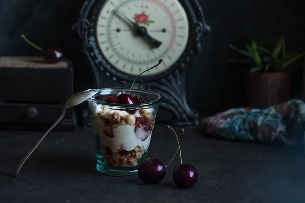 Granola con yogurt e ciliegie — Foto Stock