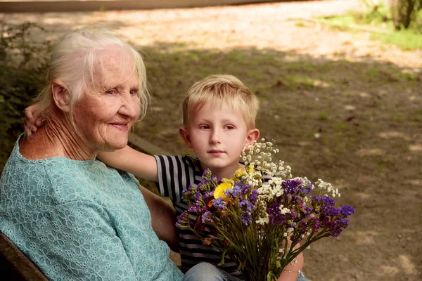 Ältere Frau mit Enkel — Stockfoto