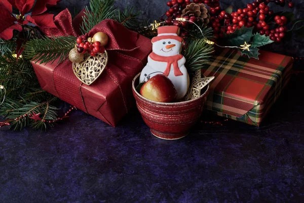 Ciasteczka świąteczne i Świąteczne ozdoby — Zdjęcie stockowe