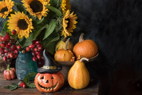 Halloween pumpkin decor with sunflowers — Stock Photo, Image