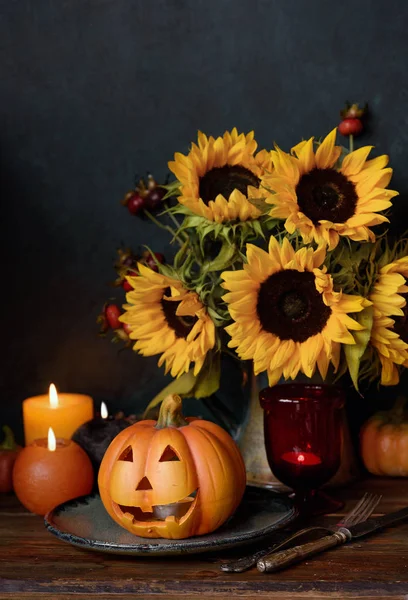 Mum ve çiçeklerle Cadılar Bayramı balkabağı dekoru