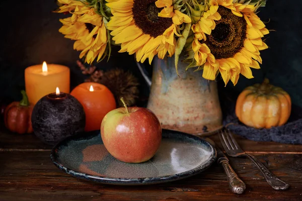 Halloween décor de citrouille avec bougie et fleurs — Photo