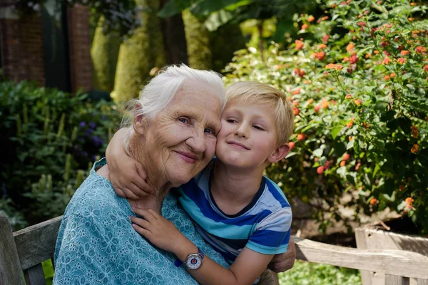 Пожилая женщина с внуком — стоковое фото