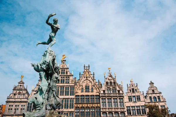 Antwerp, Belçika, Belçika. 2 Temmuz 2019 Antwerp, Belçika 'nın Grote Markt Meydanı' ndaki Brabo Çeşmesi.