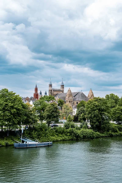 Maastricht Nederländerna Augusti 2019 Från Sidan Floden Meuse Till Basilikan — Stockfoto