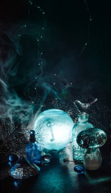 Sihirli top tahmini ve bir ipucu ile gizemli arka plan, cadılar bayramı büyücülüğü ile 