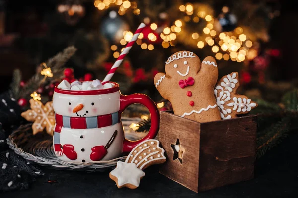 Vánoční Pohár Marshmallows Sušenkami Slavnostní Výzdobou — Stock fotografie