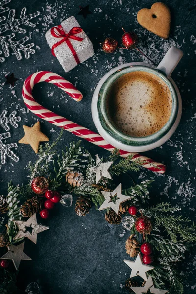 Weihnachtsplätzchen Und Kaffeetasse Mit Festlichem Dekor Auf Blauem Hintergrund — Stockfoto