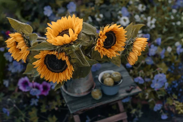 Schöne Sommerblumen Garten Sonnenblumen Der Vase Und Frisches Obst — Stockfoto