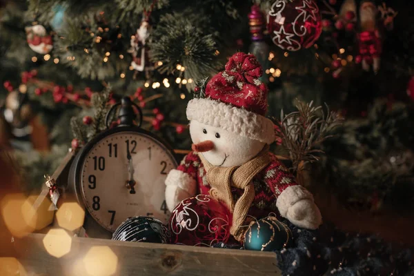 Tarjeta Navidad Con Decoraciones Muñeco Nieve Casa Cerca Del Árbol —  Fotos de Stock