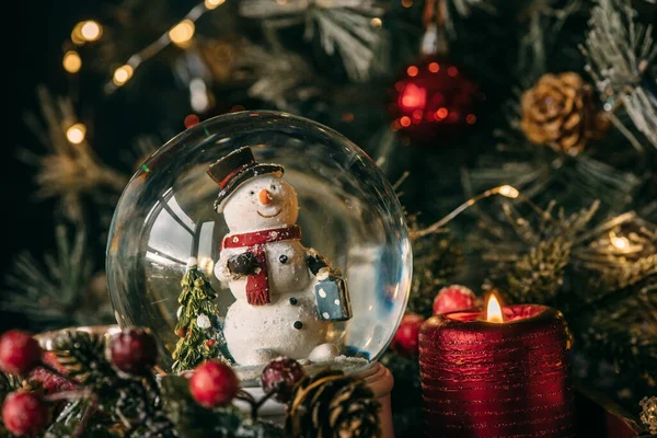 Weihnachtskarte Mit Schneekristallkugel Schneemann Und Kerze — Stockfoto