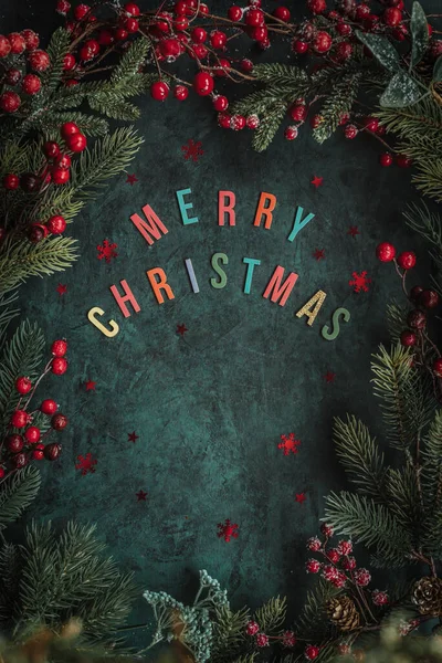 クリスマスの装飾とメリークリスマスグリーティングカード テキストのための場所と垂直形式 — ストック写真