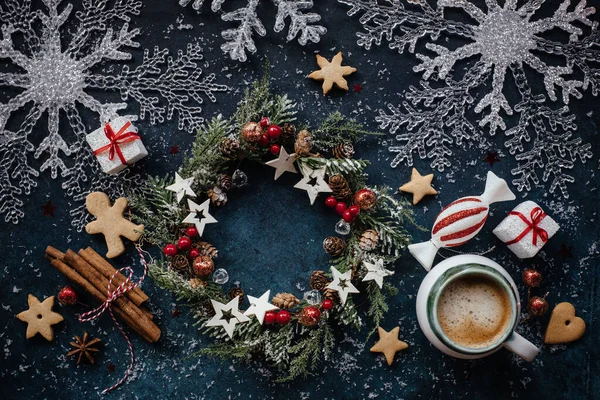 Copa Café Con Galletas Corona Navidad Copos Nieve Tarjeta Decorativa —  Fotos de Stock