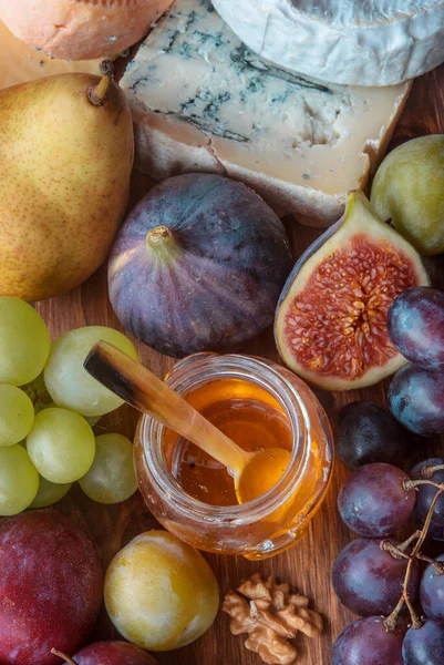 Variation Von Käse Mit Honig Feigen Trauben Und Anderen Früchten — Stockfoto