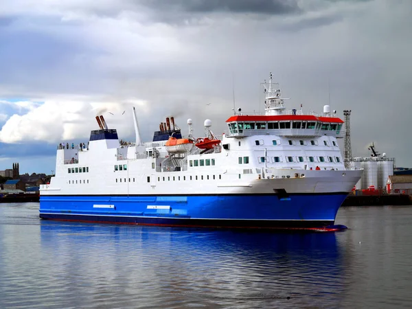 Ferry Carga Passageiros Saindo Porto Para Próximo Porto Escala — Fotografia de Stock