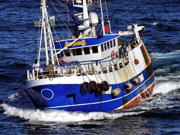 Barco Pesquero Marcha Velocidad Descarga Pescado Mercado — Foto de Stock