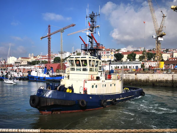 리스본 포르투갈 2016 항구에서 예인선 — 스톡 사진