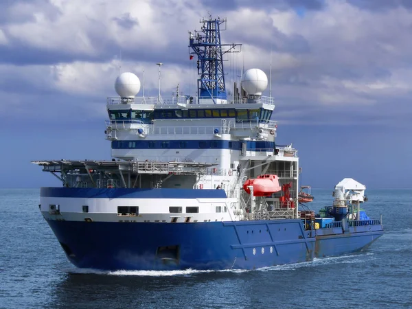 先进的高科技破冰船和海上支援船 — 图库照片