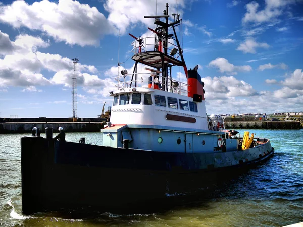 Tug Maneuvering Harbour Quayside — Stock Photo, Image