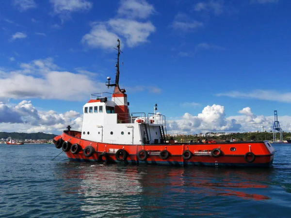Red Tug Âncora Baía Estuário Aguardando Próxima Operação Reboque — Fotografia de Stock