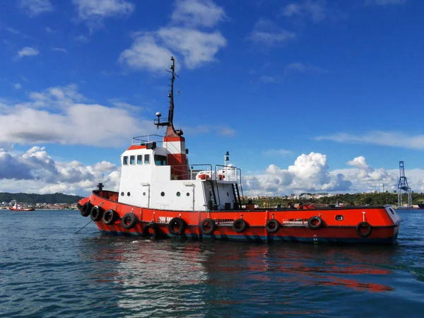 Roter Schlepper Liegt Mündungsbucht Vor Anker Und Wartet Auf Nächsten — Stockfoto