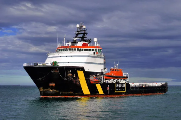 Rettungsschiff Während Des Bereitschaftsdienstes Bei Offshore Installation Vor Ort — Stockfoto