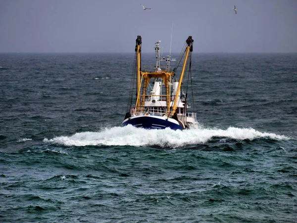 在波涛汹涌的海面上停泊渔船 以释放鱼类 — 图库照片