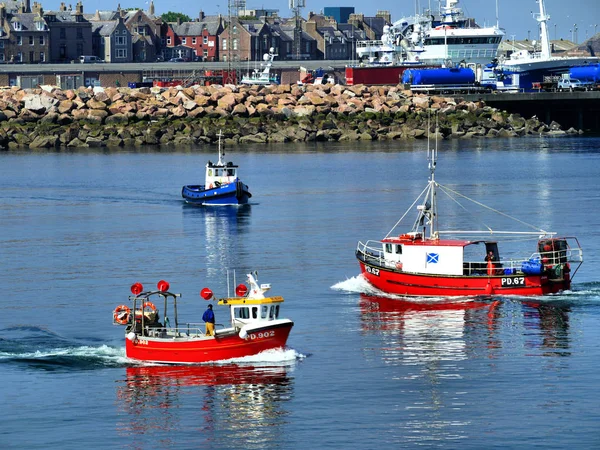 Peterhead Skotsko Června 2014 Malebný Pohled Malých Lodí Plující Přístavu — Stock fotografie