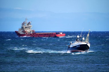 Peterhead, İskoçya, 9 Ağustos 2011. Deniz gemi ve balıkçı teknesi devam Kuzey Denizi'nin dalgalı sularında tedarik.