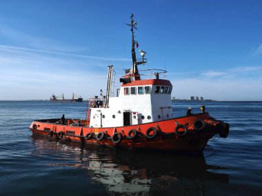 Güzel bir sakin sabah liman içinde küçük römorkör manevra Harbour Seascape Görünümü.