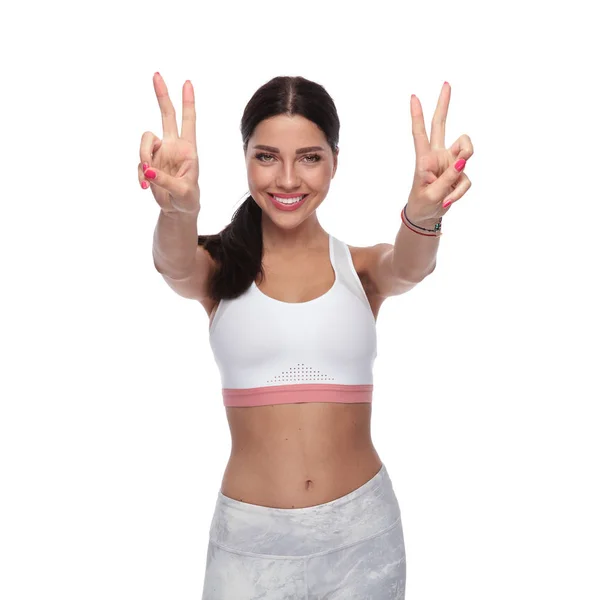 Retrato Hermosa Mujer Fitness Haciendo Signo Paz Con Ambas Manos —  Fotos de Stock