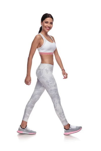 Sorrindo Mulher Sexy Andando Para Lado Roupas Ginástica Fundo Branco — Fotografia de Stock