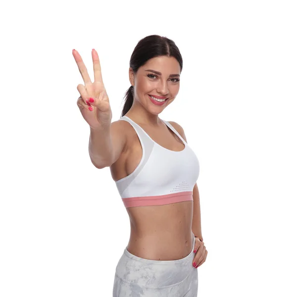 Güzel Fitness Kadın Yapma Zafer Işareti Gülümseyen Beyaz Arka Plan — Stok fotoğraf