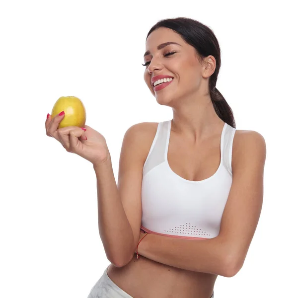 Porträt Einer Fitten Schönen Frau Die Lachend Einen Goldenen Apfel — Stockfoto