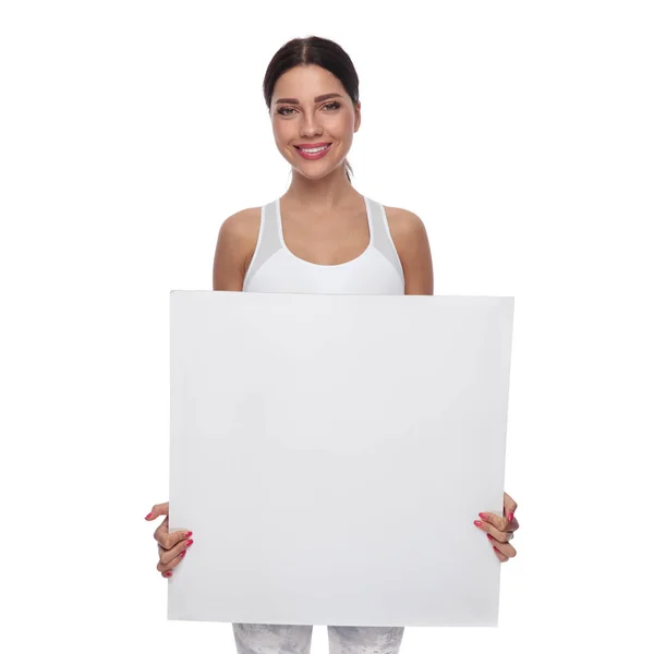 Kobieta Trzyma Pustą Tablicę Stojąc Białym Tle Sprawny Szczęśliwy — Zdjęcie stockowe