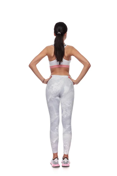 Vista Posterior Sexy Mujer Morena Fitness Sosteniendo Las Caderas Mientras — Foto de Stock