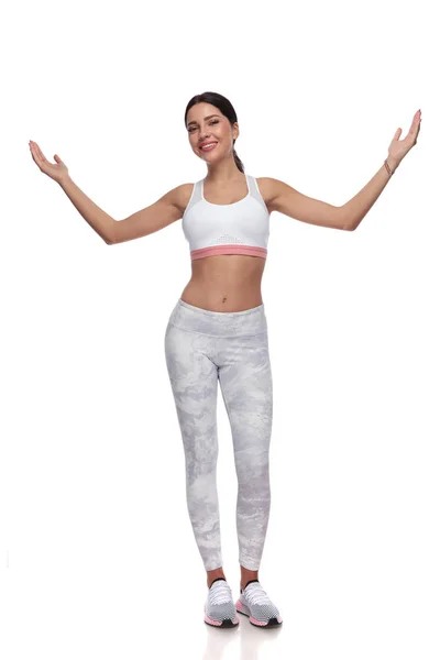 Bela Mulher Fitness Sobre Fundo Branco Com Gesto Boas Vindas — Fotografia de Stock