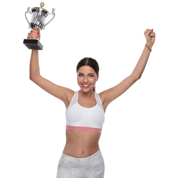 Portret Kobiety Szczęśliwy Fitness Gospodarstwa Zwycięskie Sport Cup Powietrzu Podczas — Zdjęcie stockowe