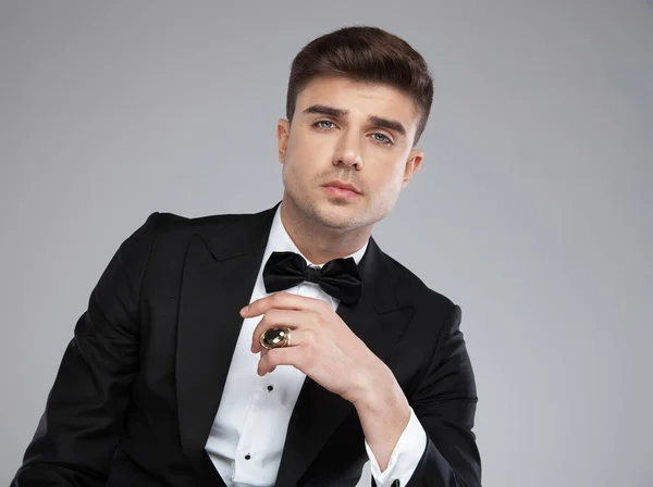 Retrato Belo Jovem Smoking Preto Com Anel Dourado Dedo Olhando — Fotografia de Stock