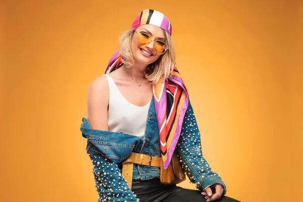 Porträtt Leende Blond Kvinna Klädd Färgglad Rock Outfit Sitter Gul — Stockfoto