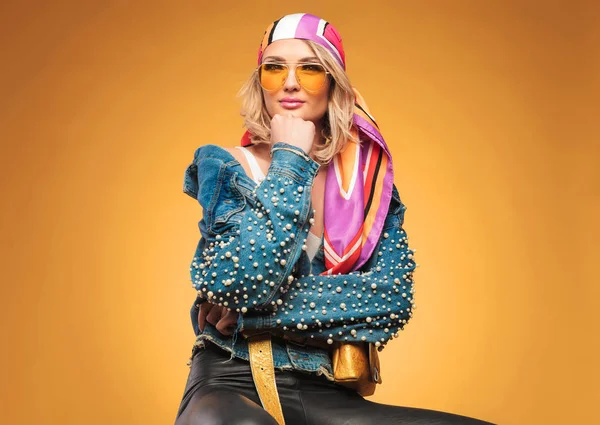 Retrato Mulher Bonita Pensativa Vestindo Roupas Coloridas Olhando Para Lado — Fotografia de Stock