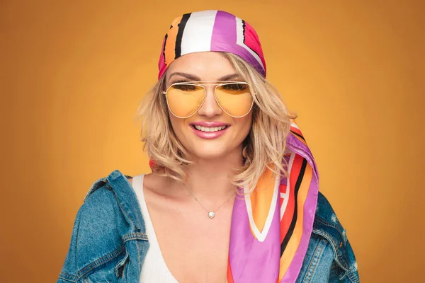 Retrato Hermosa Mujer Rubia Con Traje Colorido Sonriendo Sobre Fondo — Foto de Stock