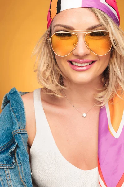 Primer Plano Mujer Rubia Con Pañuelo Cabeza Color Gafas Sol —  Fotos de Stock